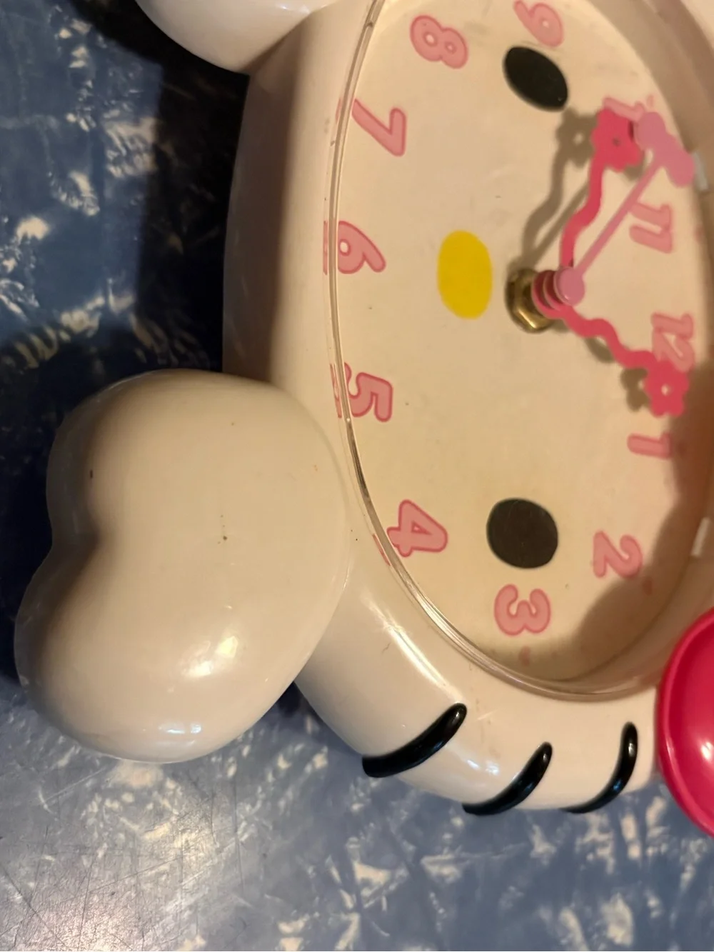 Vintage Y2K 2009 Kawaii White Hello Kitty Style Wall Clock with Pink Bow